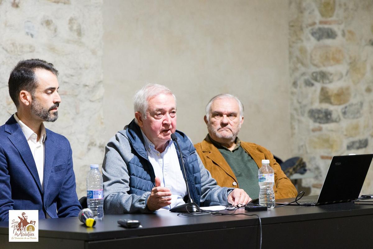 José Luis Casado Bellagarza, junto a Juan Antonio Fernández Rivero, en la presentación del libro de fotografías, en San Pedro Alcántara.