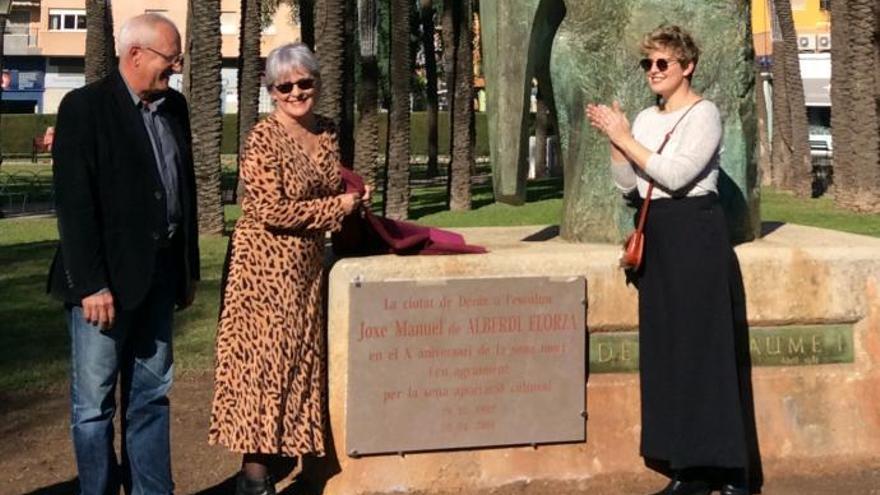 Tania Llasera, emocionada en el homenaje en Dénia a su abuelo, el escultor Alberdi