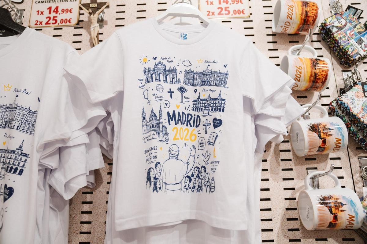 Taza, camisetas e imanes: todos los souvenirs por la visita del papa León XIV a Madrid