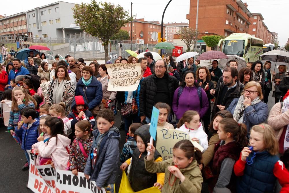 Manifestación frente al Colegio Montevil