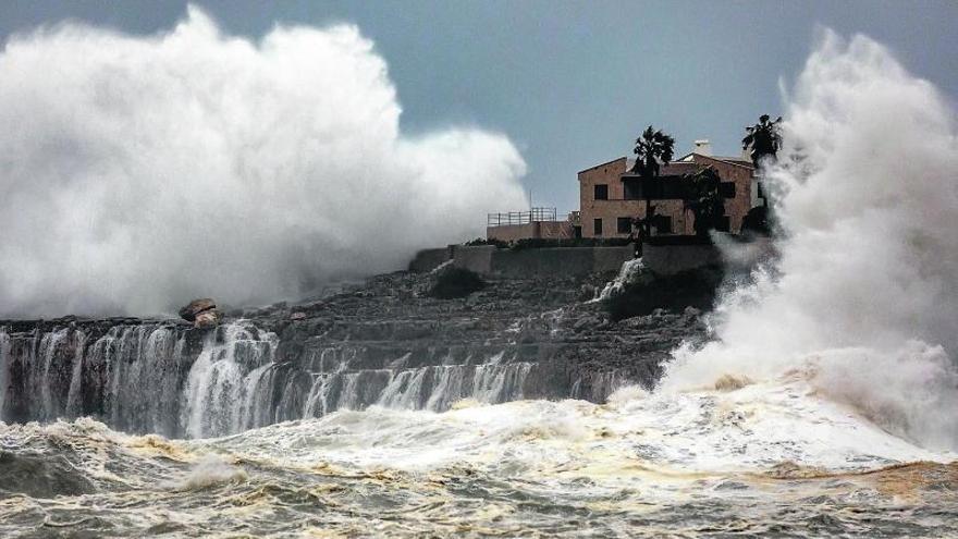 Zehn Meter hohe Wellen, Sturm und Starkregen: Unwetterwarnung für Mallorca ausgegeben