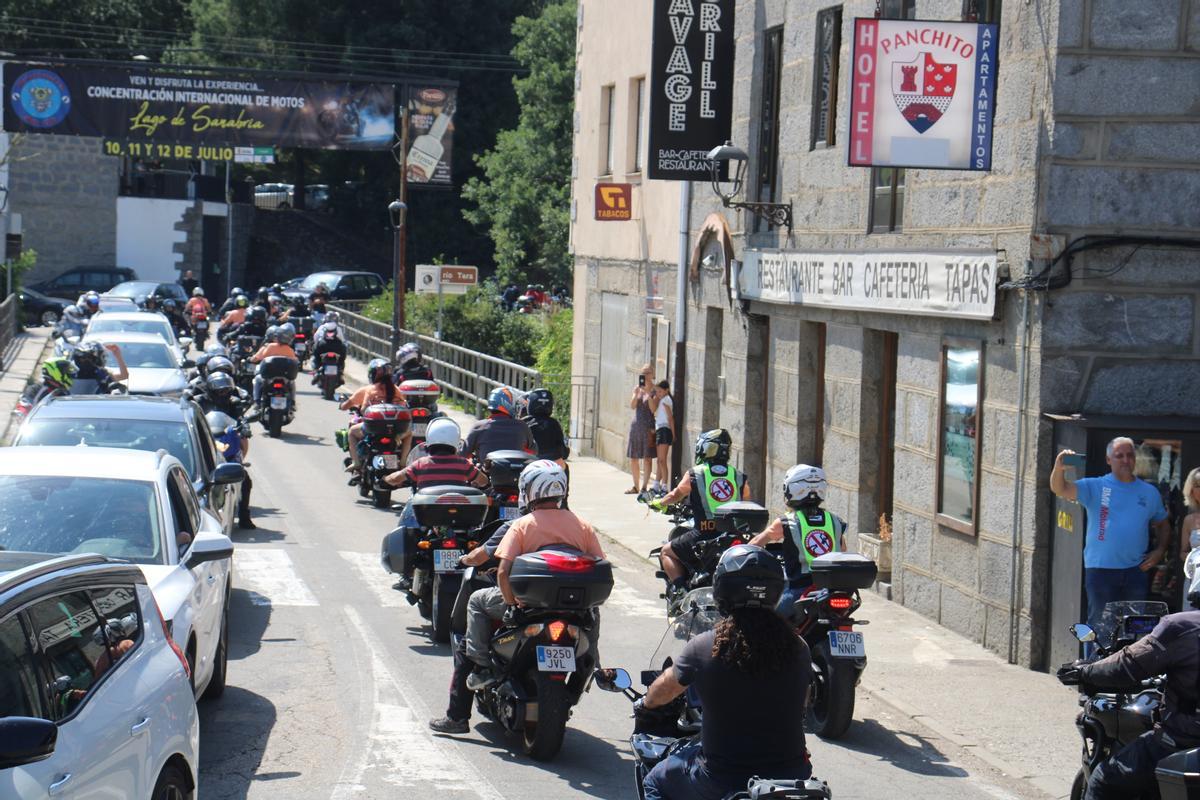 Medio centenar de kilómetros de curvas y paisajes para 3.000 moteros