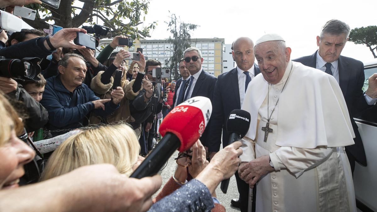 El papa Francisco sale del hospital tras tres noches ingresado con bronquitis