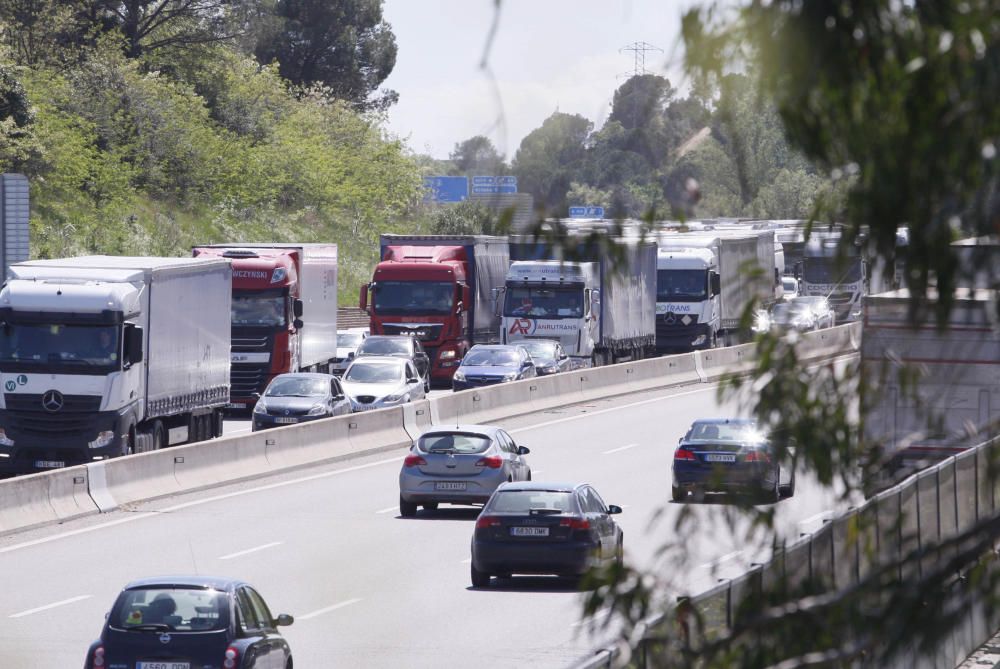 Una caravana bolca a l'AP-7 a Sarrià de Ter