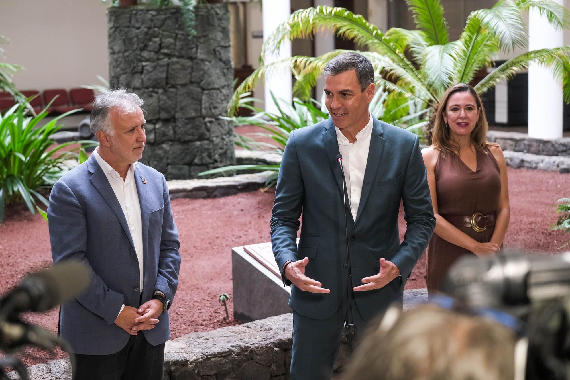 Encuentro entre Pedro Sánchez y Ángel Víctor Torres en el Cabildo de Lanzarote