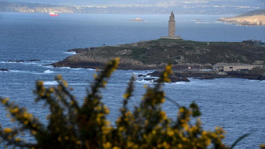 Vistas de la Torre de Hércules, ayer.