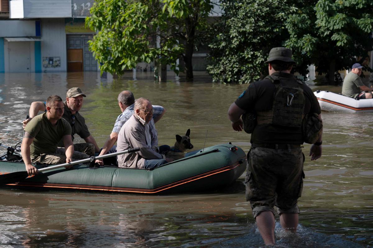 Evacuaciones en Jersón tras la destrucción de la presa de Nueva Kajovka