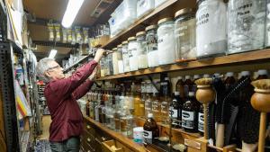 09.11.2022. Barcelona . Premis de Comerç.. Ramon Segarra Rovira de la Drogueria Rovira. al carrer Madrazo. Foto Robert Ramos
