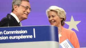 Mario Draghi, expresidente del Banco Central Europeo, junto a Ursula von der Leyen, presidenta de la Comisión Europea.