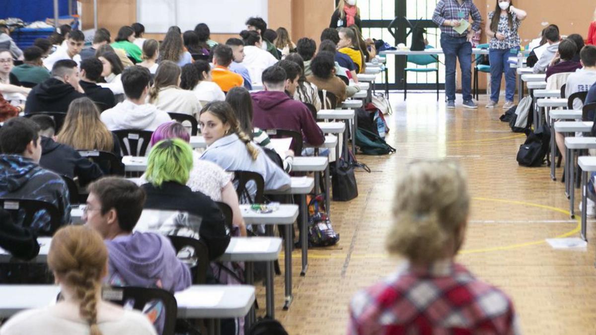 Alumnos avilesinos, durante una de las pruebas de la EBAU de este año. | |  M. F.