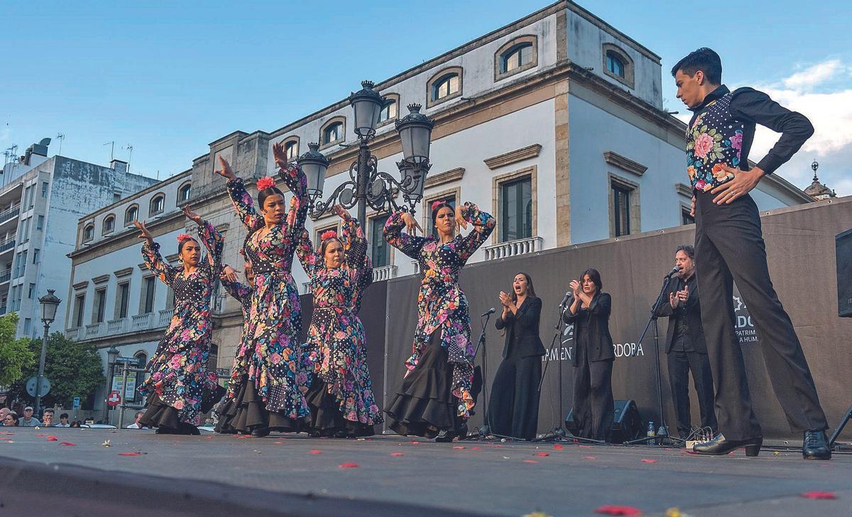 Actuación en el centro de Córdoba de una academia de baile flamenco, semillero de muchos artistas.