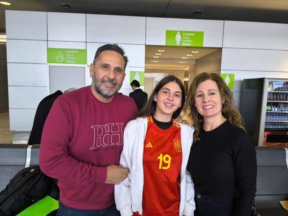Juan, Pilar y Nuria, antes de embarcar rumbo Madrid. España-Alemania de fútbol femenino