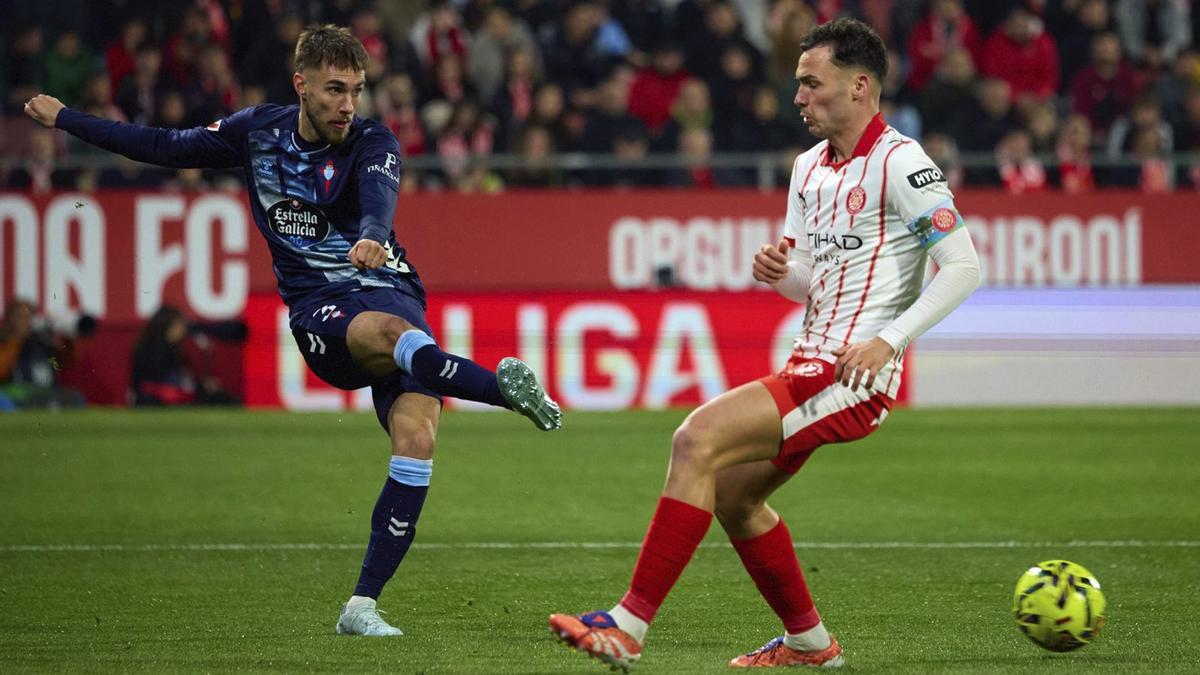 Mingueza da un pase en un momento del partido de ayer. | LOF