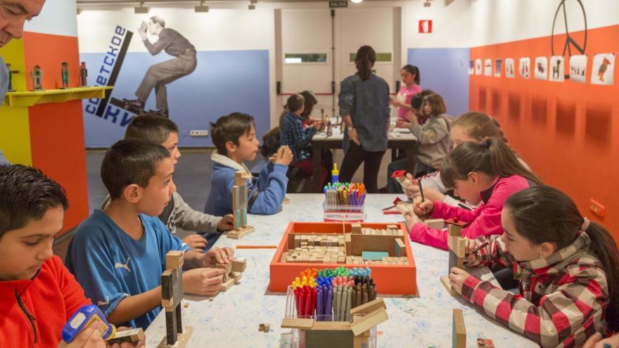 Un grupo de escolares participa en uno de los talleres didácticos del centro de arte valenciano.