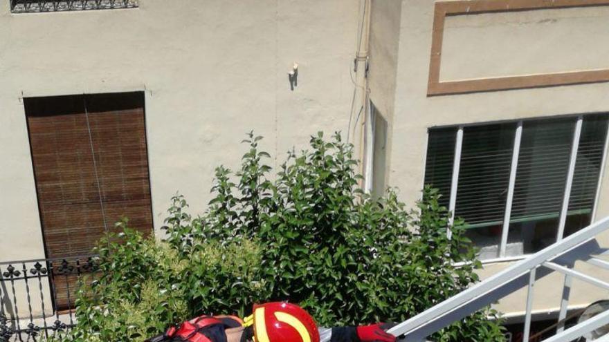 Los bomberos consolidan un nido de cigüeña en Alcañiz