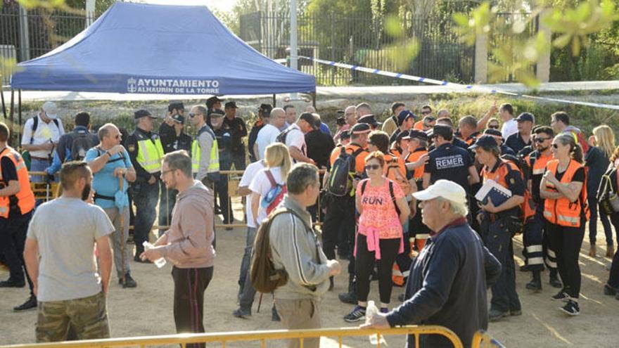 Cientos de personas participan en la búsqueda.