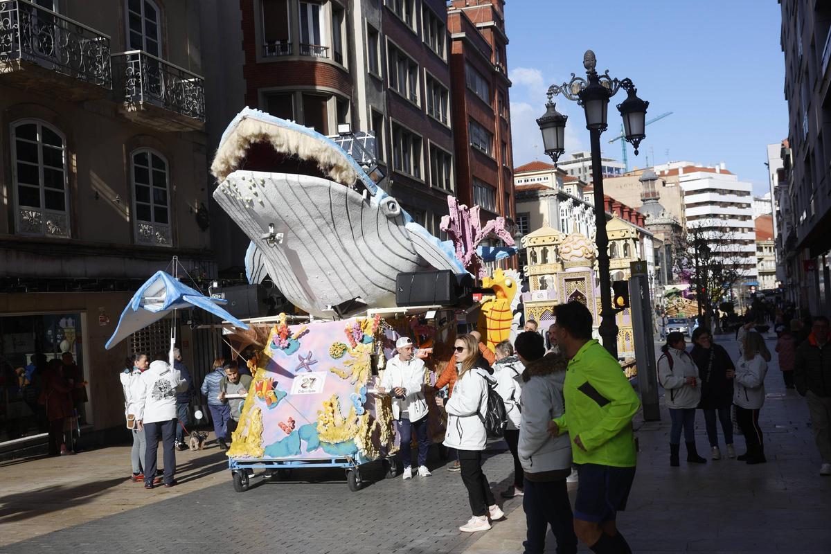 EN IMÁGENES: El 'ascenso' de los artilugios de Galiana llena las calles de Avilés