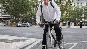 El alcalde de Valencia, Joan Ribó, entra en bici en el Ayuntamiento tras ganar en 2015