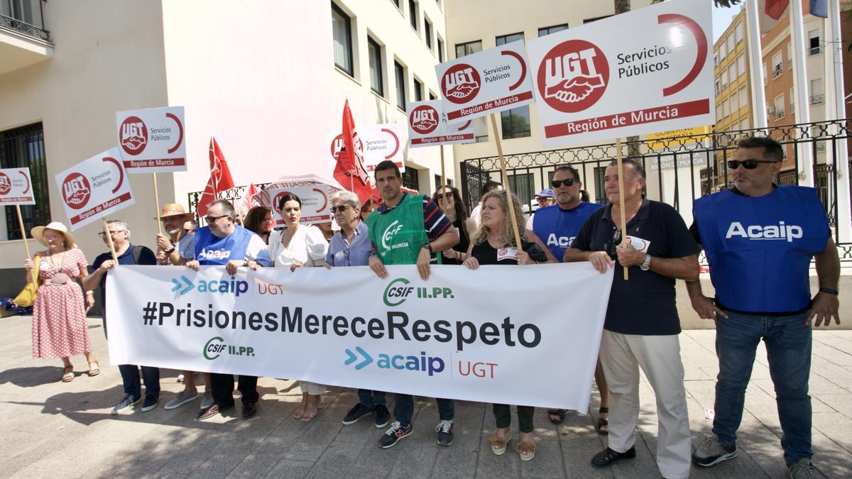 Protesta de funcionarios de prisiones esta mañana en Murcia.