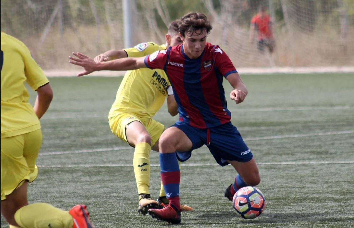 Eusebio Monzó en una imagen con la camiseta del Levante.