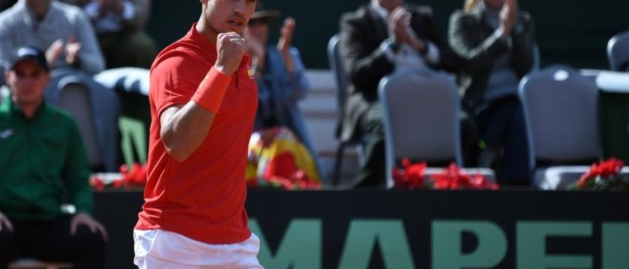 Carlos Alcaraz celebra su triunfo en el partido de Copa Davis disputado ayer en Marbella. | RFET