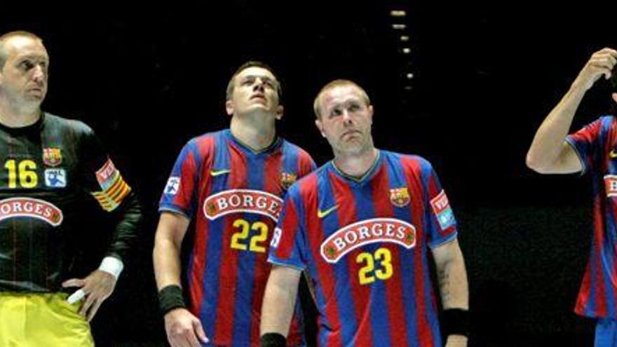 Los jugadores del Barcelona David Barrufet, Shiarei Rutenka, Joachim Boldsen y Laszlo Nagy se lamentan tras caer derrotados ante el THW Kiel. EFE/ROLF VENNENBERND