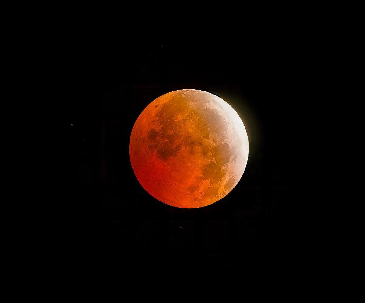 El eclipse lunar de anoche visto desde Las Cañadas del Teide