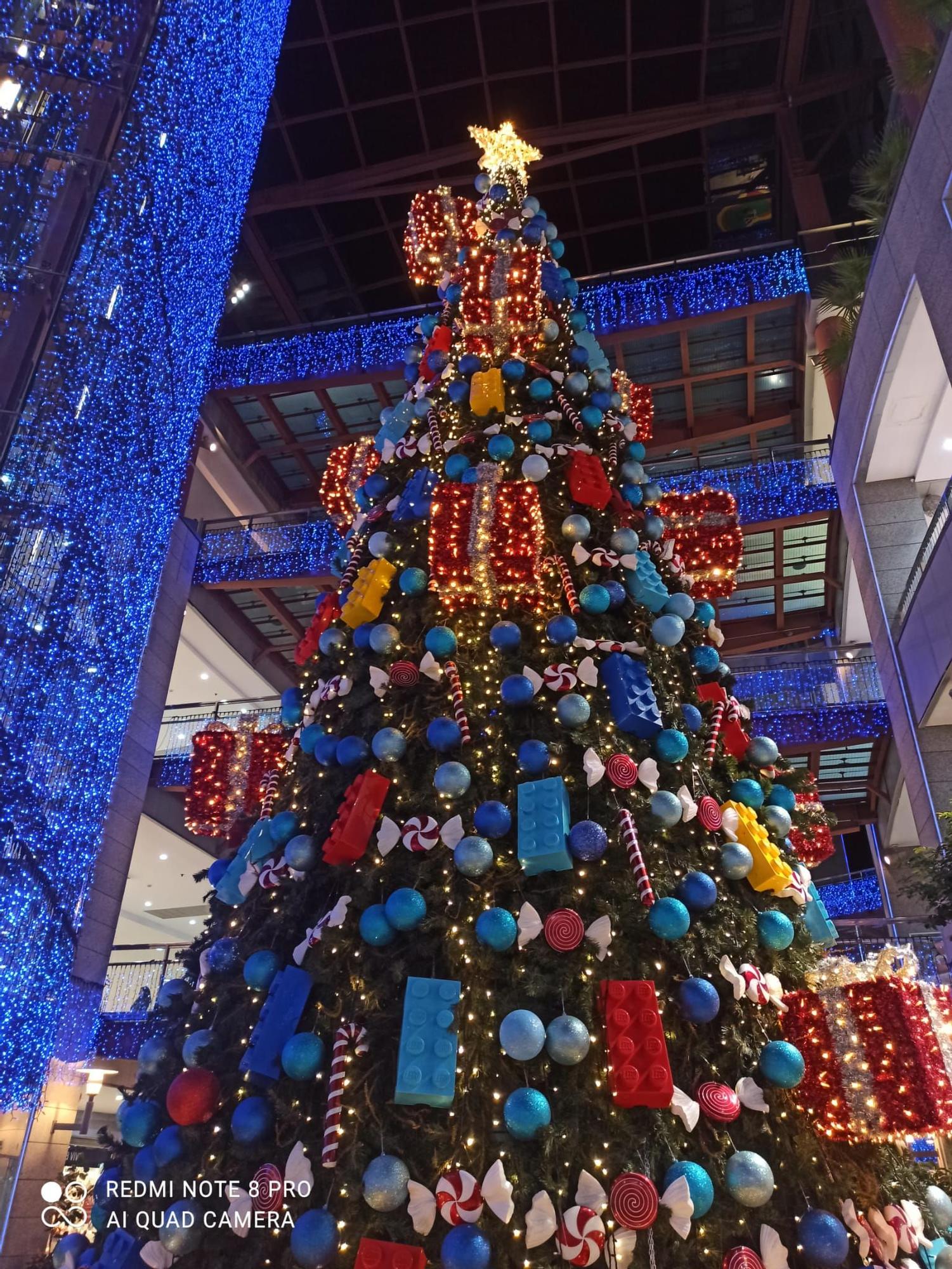 El centro comercial ha instalado un enorme árbol de Navidad.