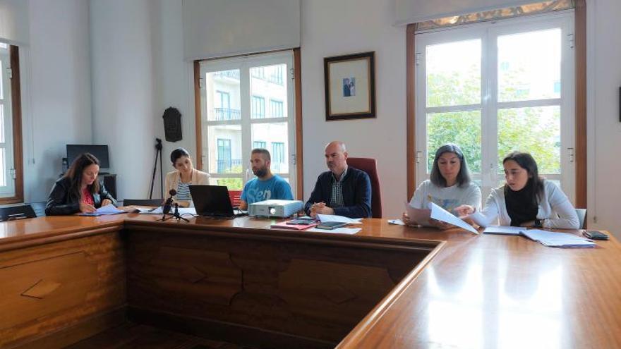 La reunión de ayer de la Mancomunidade do Morrazo, con responsables municipales de Bueu, Cangas y Moaña.   | // FDV