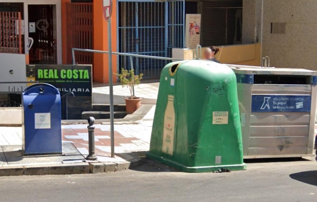 Contenedores de residuos urbanos en la avenida Isabel Manoja de Torremolinos.