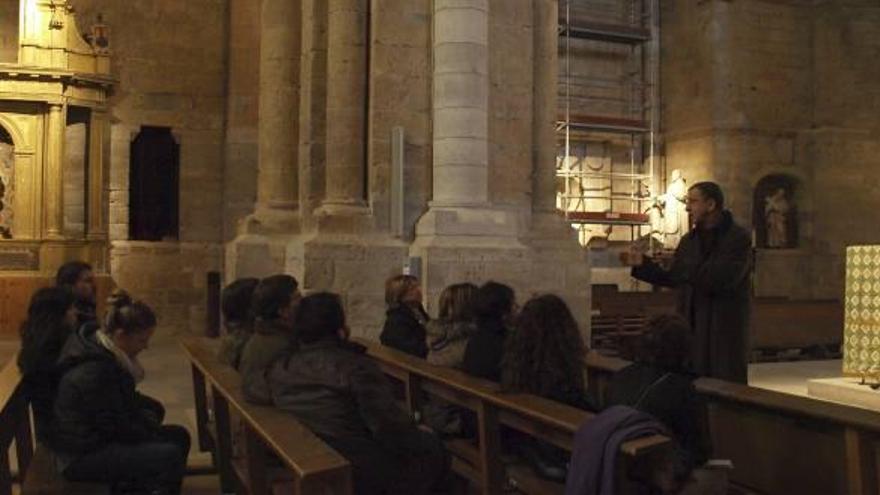 Claudio Pedrero durante su ponencia realizada en la iglesia de San Agustín.