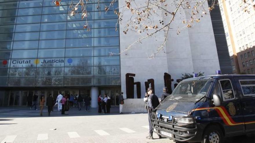 La empresa que vigila  los juzgados adeuda tres meses a los trabajadores