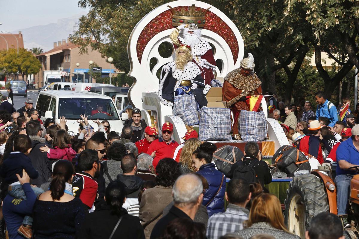 Imagen de una pasada edición de la cabalgata de Reyes del barrio Tómbola que se celebra el 6 de enero.