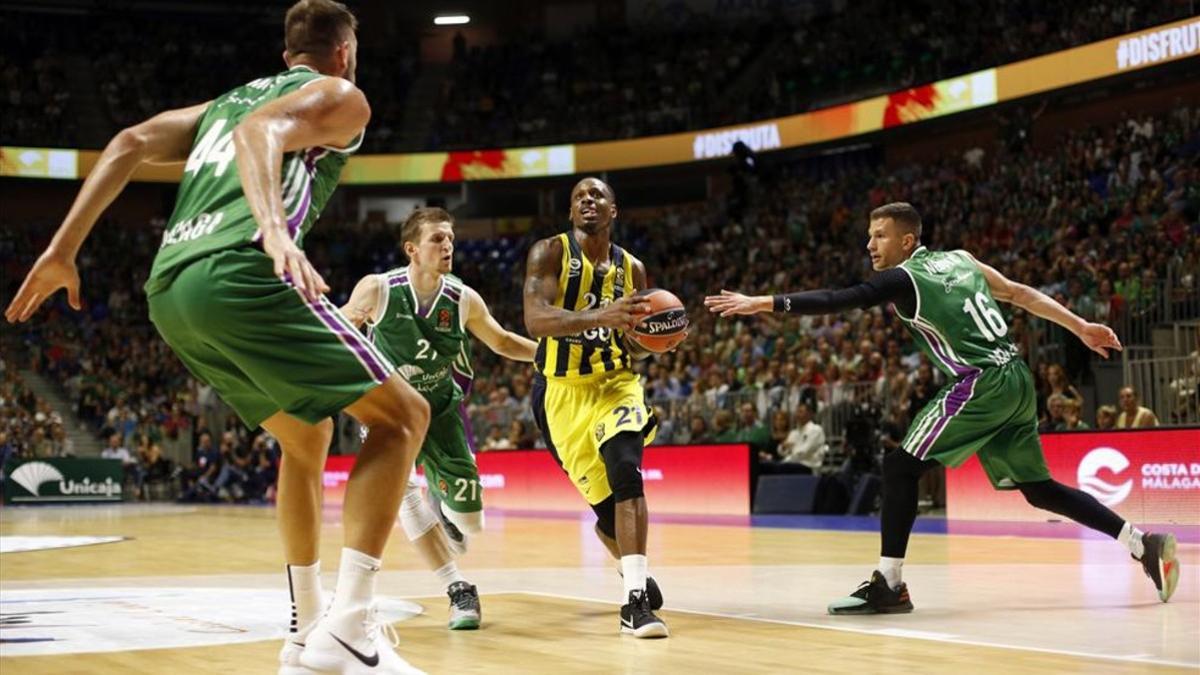 Alberto Díaz trata de frenar la penetración de James Nunnally