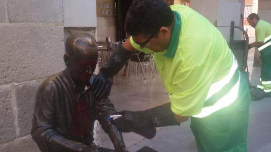 La estatuas de Sixto Marco y la del zapatero del Raval, limpias de grafittis