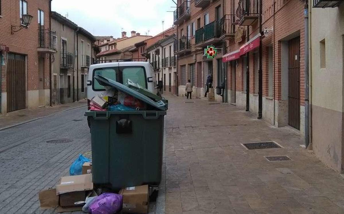 Una avería del camión impide recoger la basura que se acumula en los ...
