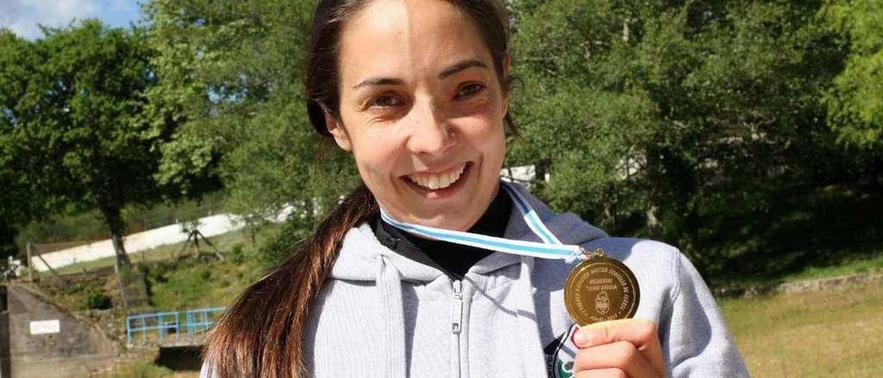 Rozados posa con su medalla, ayer, en el entrenamiento del CNS en la playa fluvial. // Bernabé/Cris M.V.