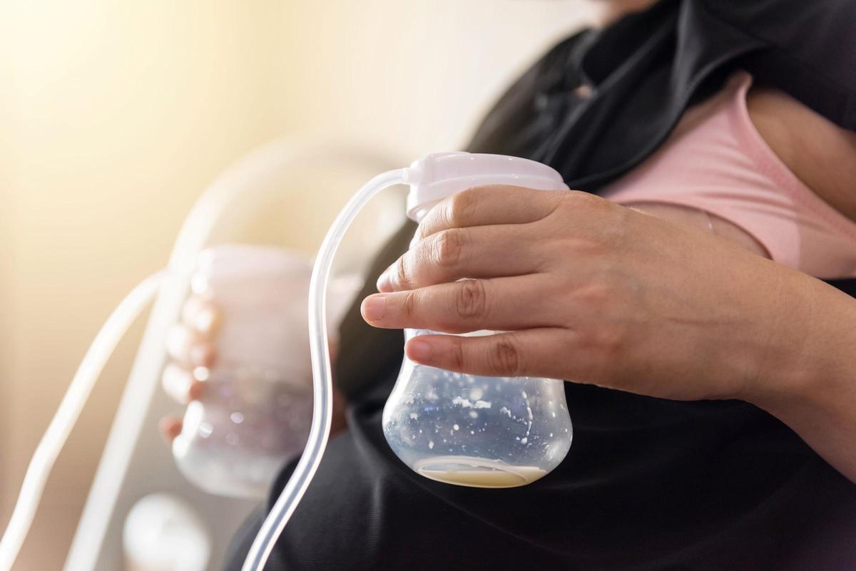 Para lograr una producción a largo plazo, las madres recurren a extractores de leche materna.