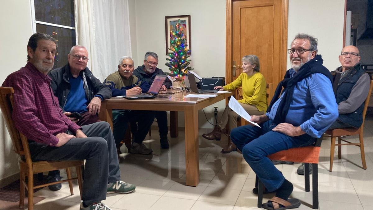 Varios vecinos en reunión para tratar lo sucedido con el agua.