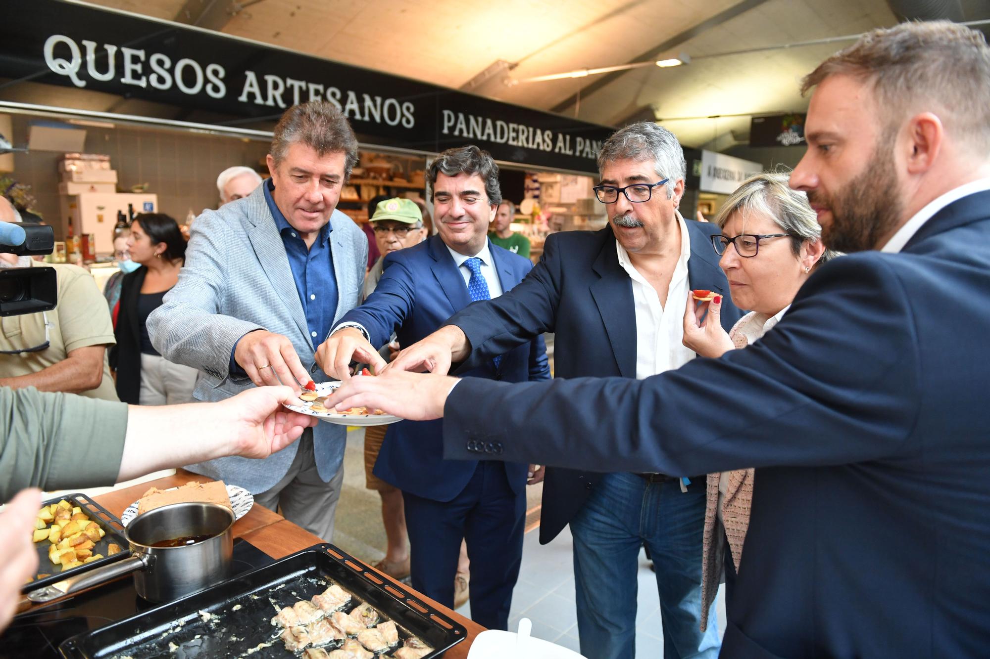 La flota del cerco promociona su producto en el mercado de la plaza de Lugo