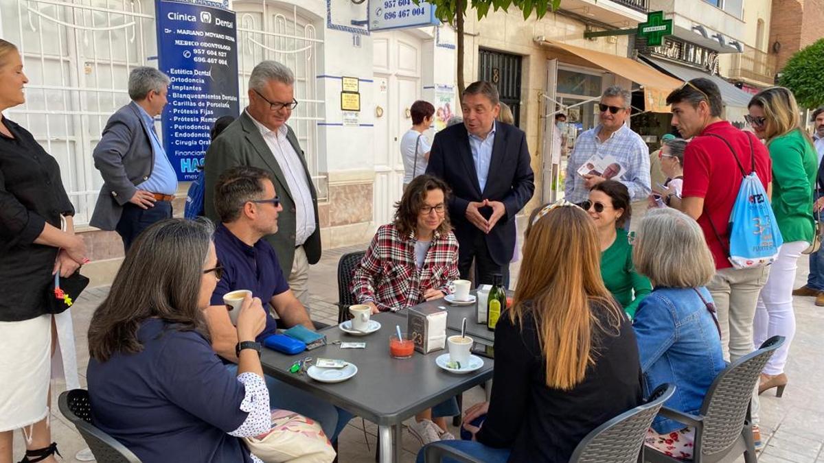 Luis Planas y Esteban Morales, hoy en un paseo electoral en la Matallana, Puente Genil.