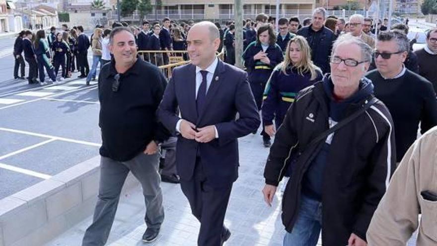 El alcalde, tras conversar con los alumnos de Franciscanas.