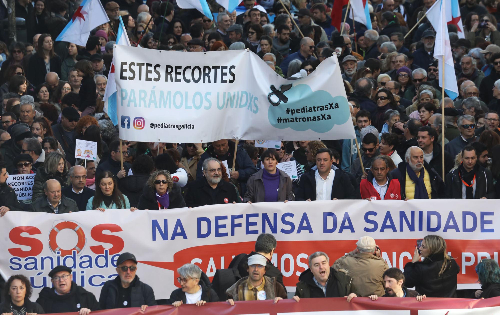 Pancartas arriba por una sanidad pública a la altura de los gallegos