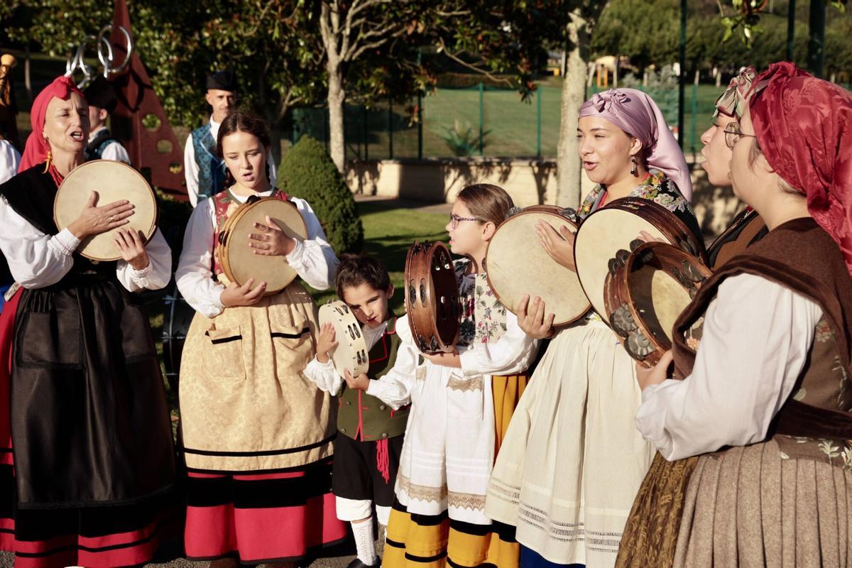 El Centro Asturiano de Oviedo abre sus fiestas con el pregón de la pediatra Lucía Galán El Centro Asturiano de Oviedo abre sus fiestas con el pregón de la pediatra Lucía Galán