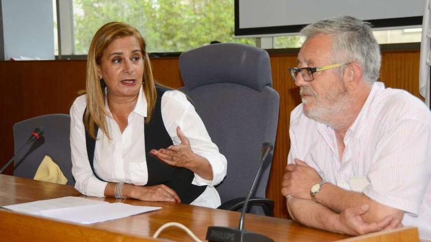Carmela Silva, con Xosé Manuel Pazos, en el salón de plenos del Concello de Cangas. // G.N.