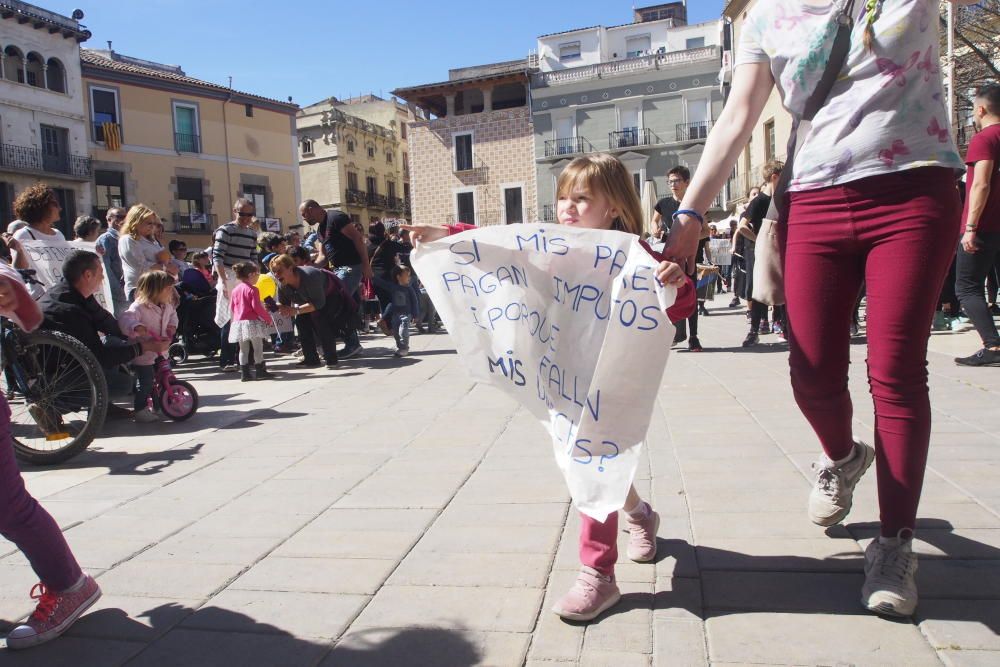 Més de 200 persones es manifesten per un servei de pediatria digna