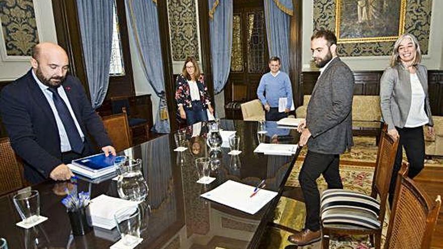 Reunión entre concejales del PSOE y de Marea Atlántica por el presupuesto.