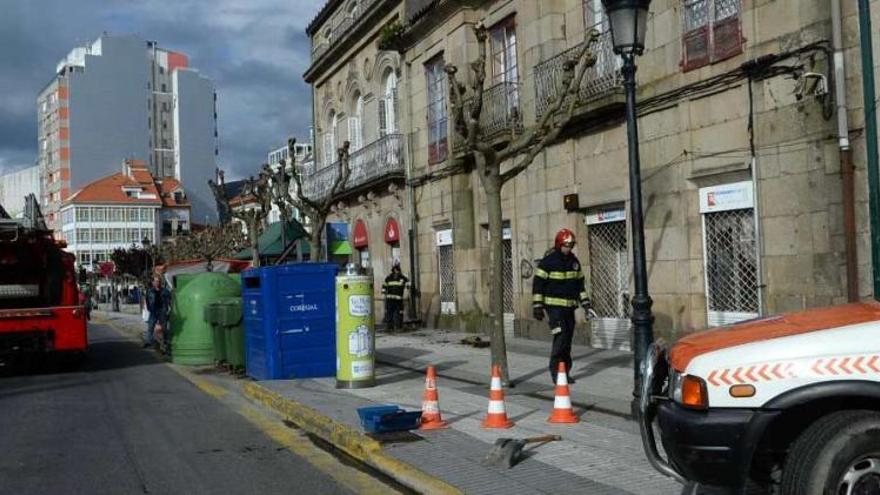 Los trabajadores del grupo municipal de Emergencias y Protección Civil en la avenida de A Mariña  // Noé Parga