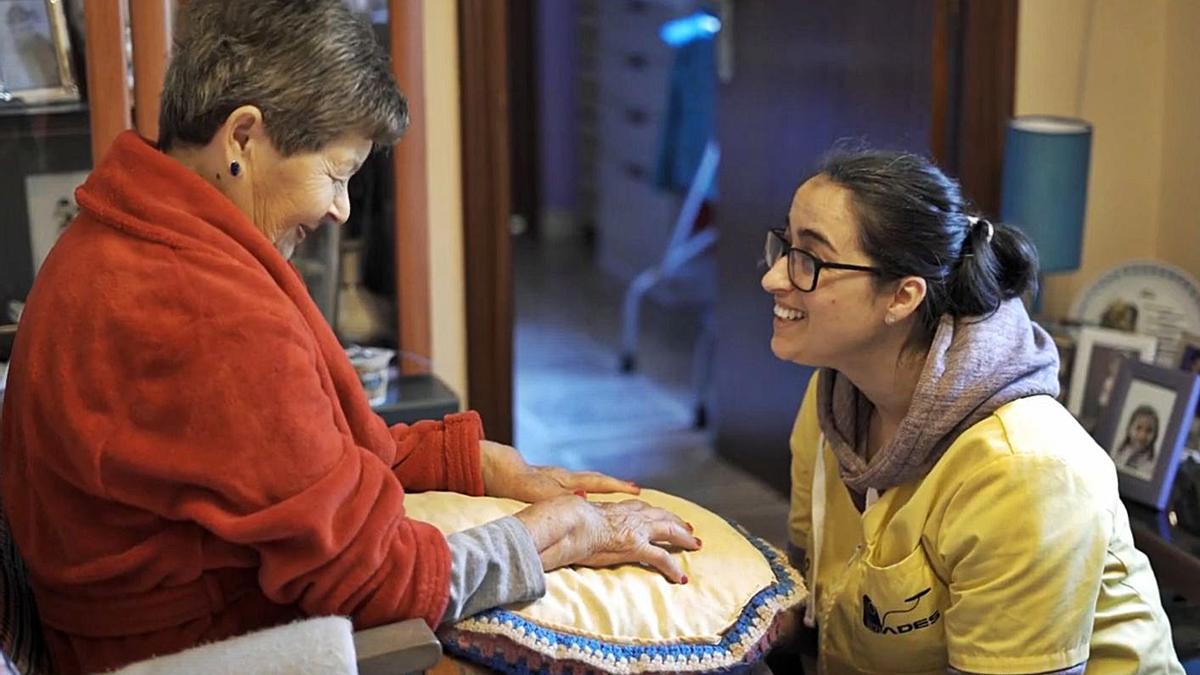 Una usuaria de Tomiño, con una trabajadora del servicio de ayuda en el hogar.   | // FDV