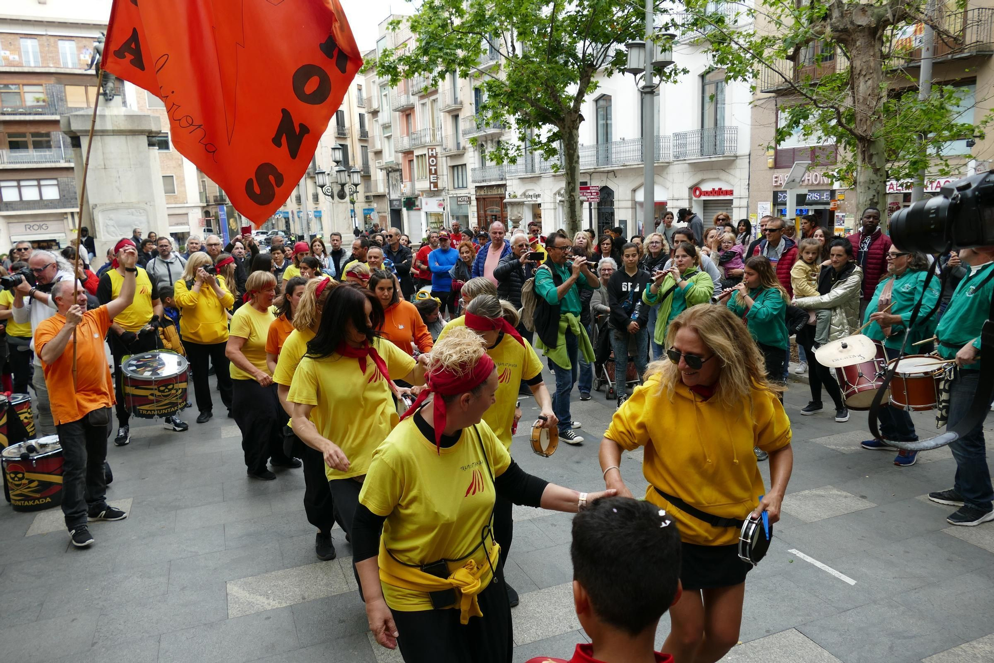 Figueres ressona amb una gran batucada de Santa Creu